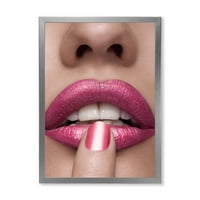 Дизайнарт 'Розови Женски Устни С Пръст На Устата' Модерен Арт Принт В Рамка