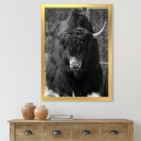 Портрет на монохромен див бик в зимна гора